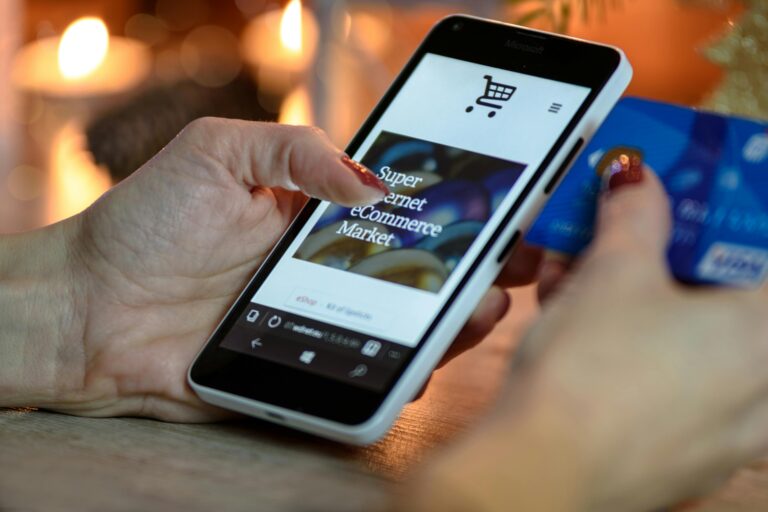 Super Internet Ecommerce Market of Dropshipping image in a smartphone.